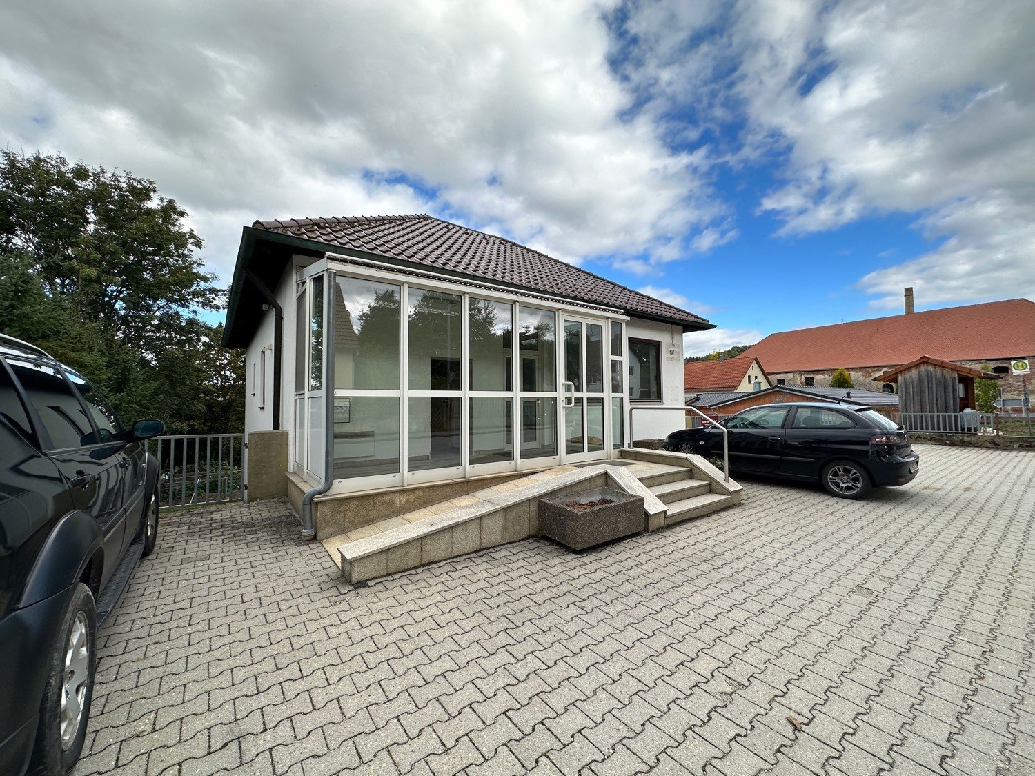 Praxisfreundliches Haus mit großzügigen Stellplätzen im Herzen von Wildenberg! Seniorengerecht!