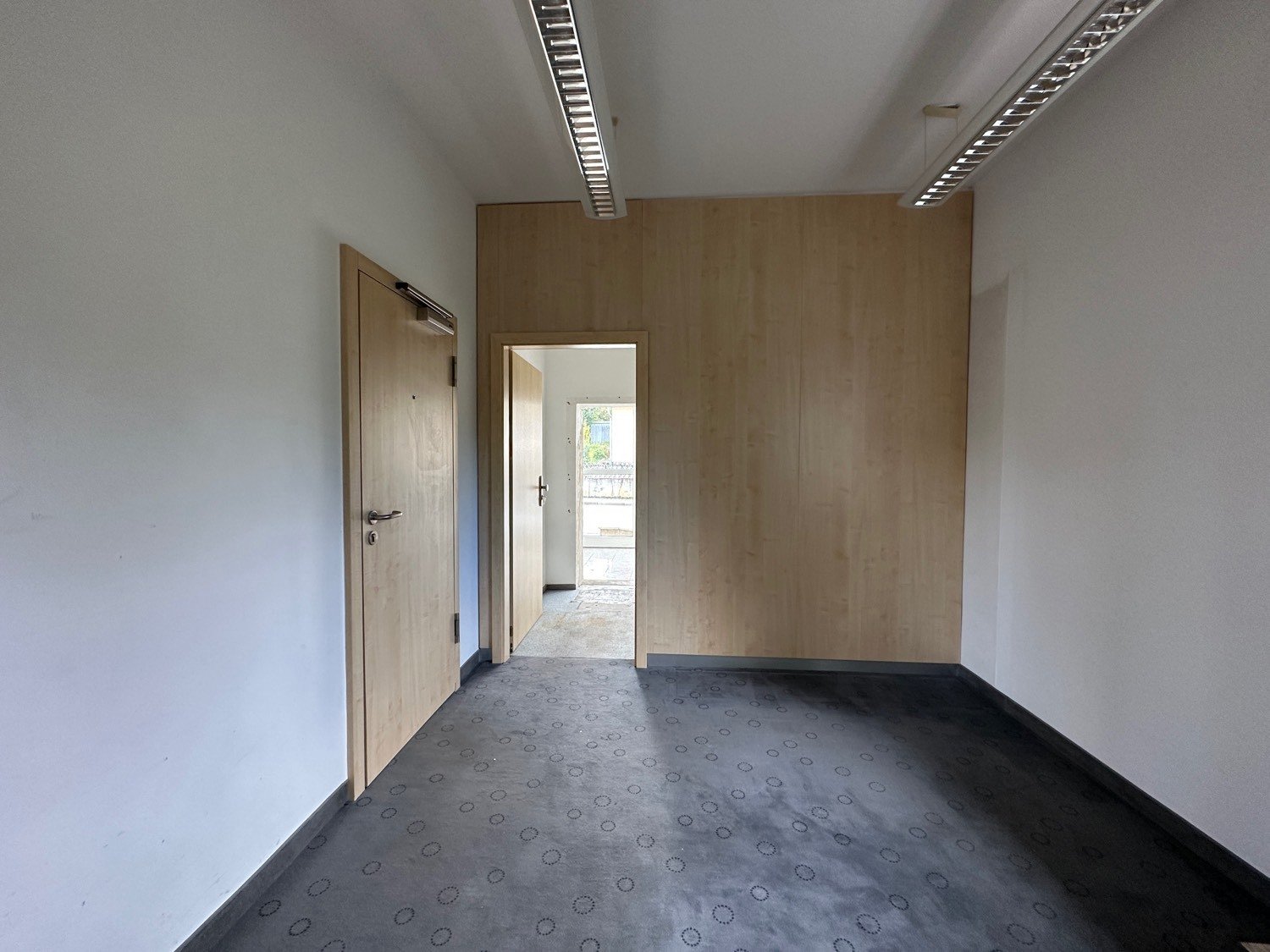 Praxisfreundliches Haus mit großzügigen Stellplätzen im Herzen von Wildenberg! Seniorengerecht!