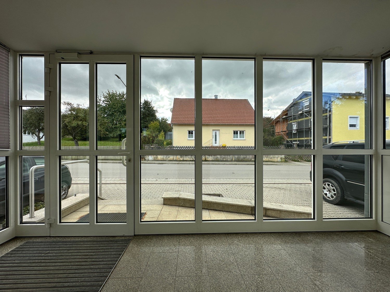 Seniorengerechte großzügige Praxis in Wildenberg mit Stellplätzen direkt vor der Praxis 