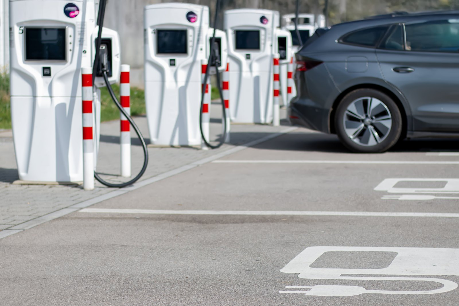 Stellplätze mit Potenzial für Elektromobilität im Zentrum von Wildenberg