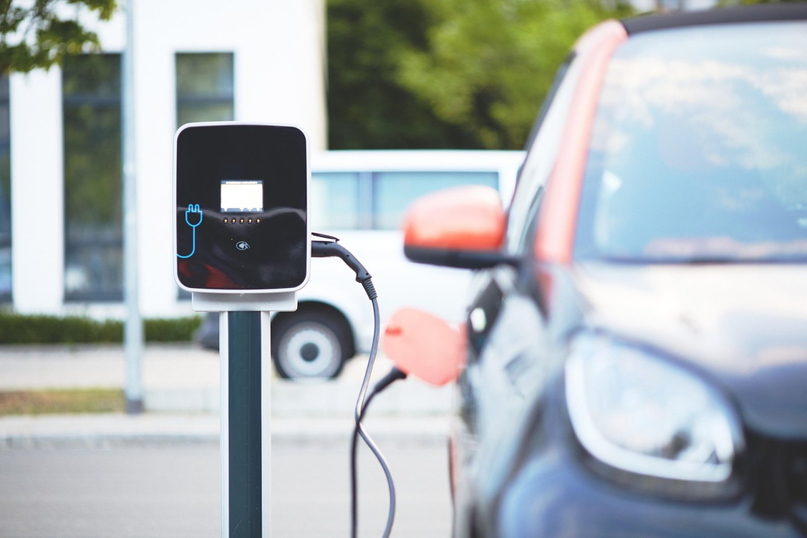 Laden, Parken, Weiterfahren – Topfläche für E-Mobilität in Bahnhofsnähe Landshut